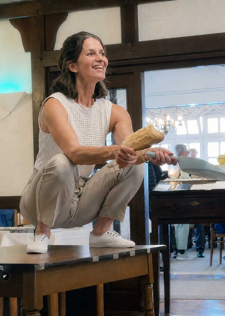 Christiane Figura hockt auf einem Tisch Christiane Figura hockt auf einem Tisch